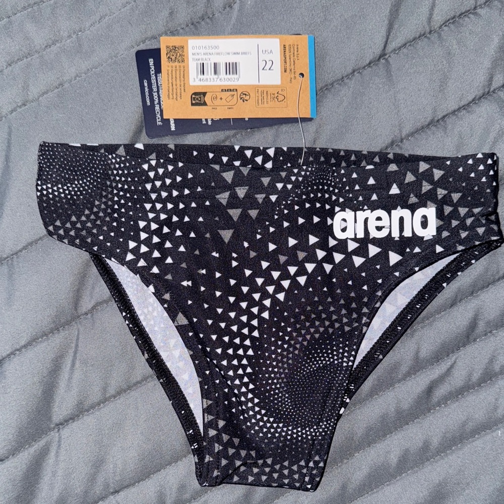 NWT. Men’s Arena Fireflow Briefs. Size 22